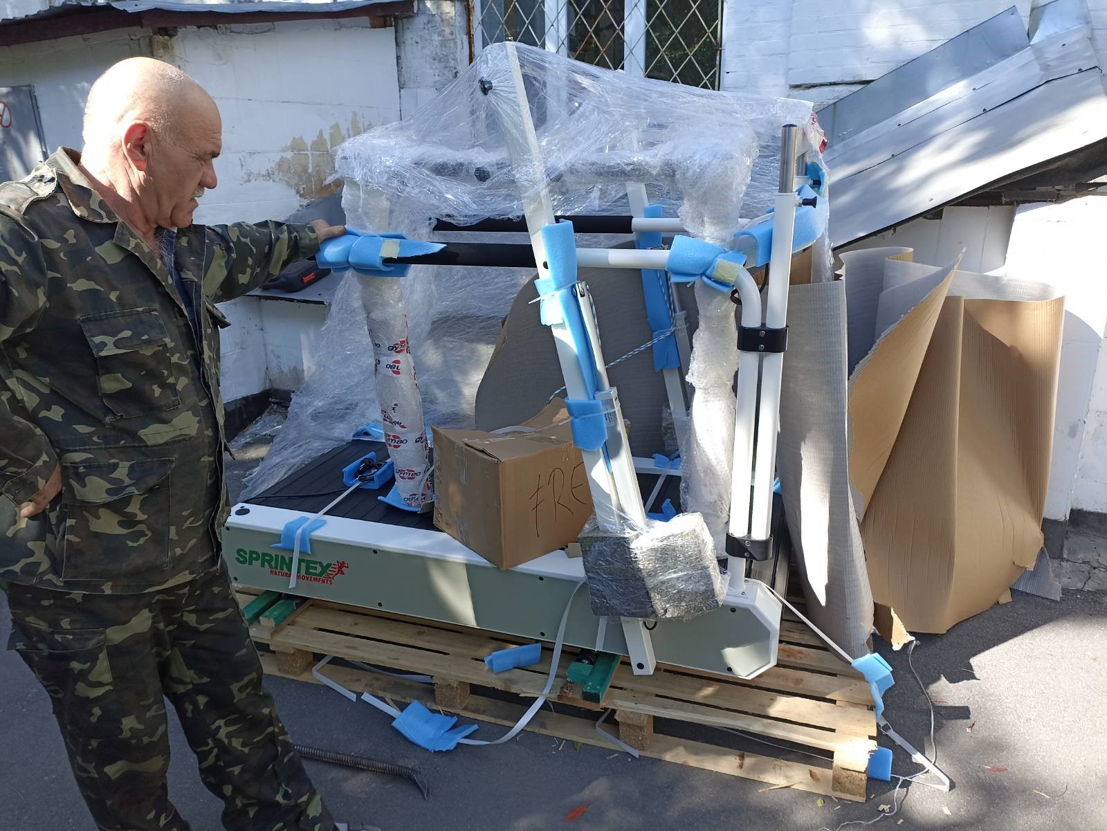 Unloading humanitarian aid from German friends.